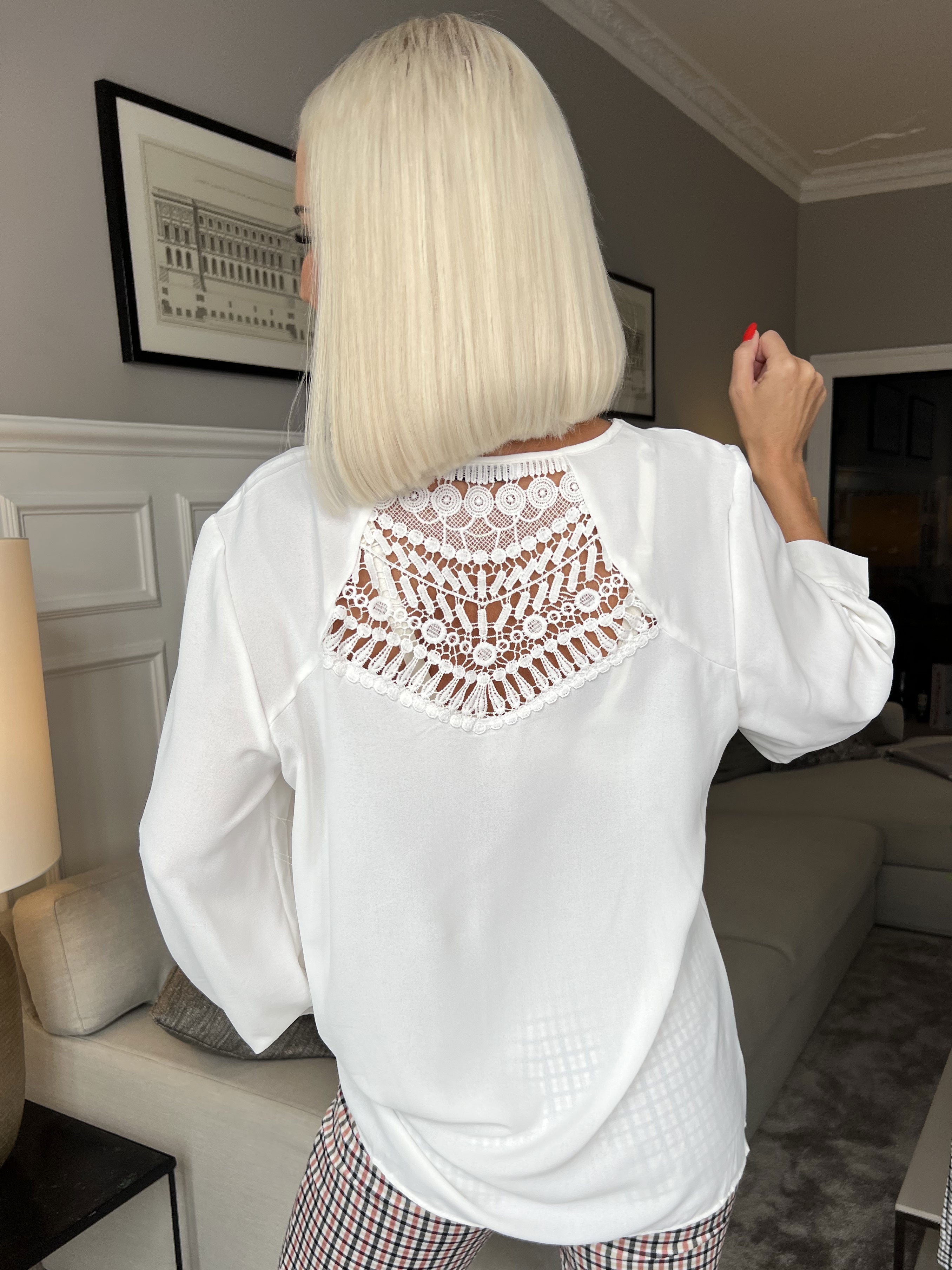 Rita - Söt tunika med spets på baksidan - White